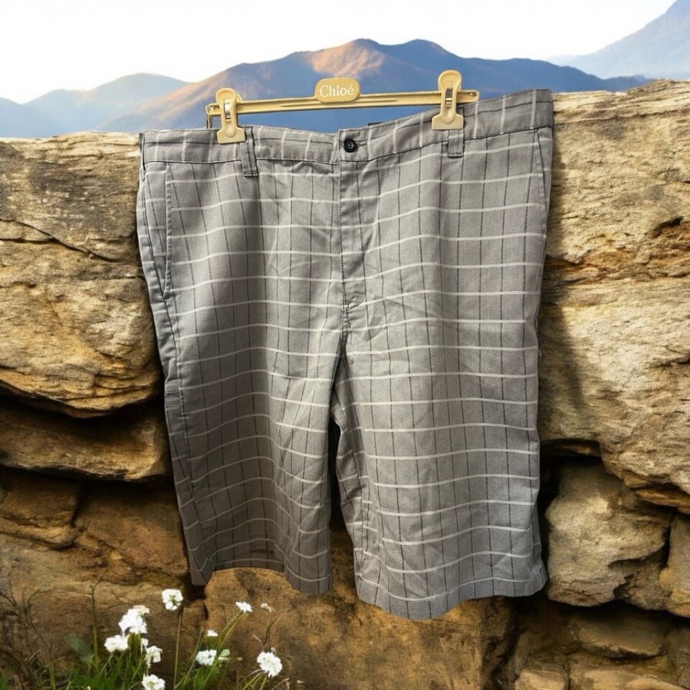 Dickies flex, Mens, Shorts bermuda style, Gray plaid, Sz 32, Zip, Pockets.!